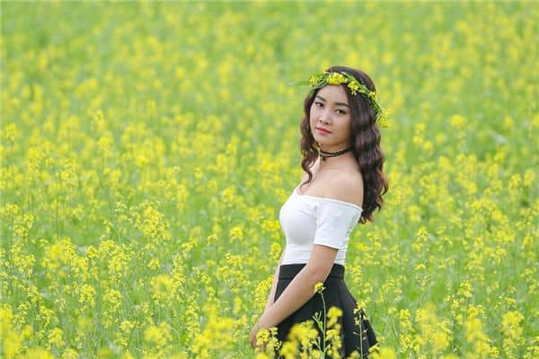 梦见头上戴花