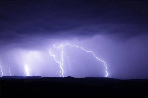 梦见远处雷打电闪