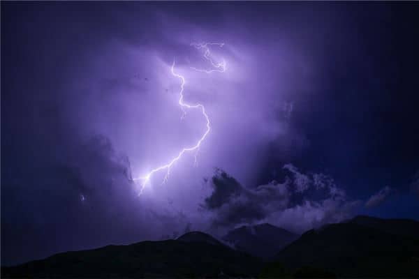 梦见别人被雷劈