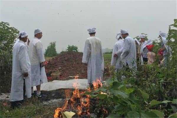 梦见背死人是什么预兆