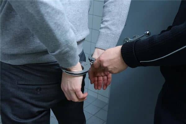 梦到老公被警察抓了
