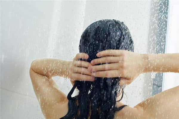 梦见女人自己洗淋浴是什么意思