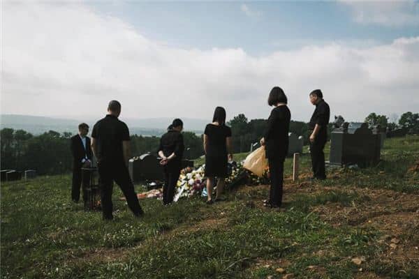 梦见挖土埋死人是什么意思