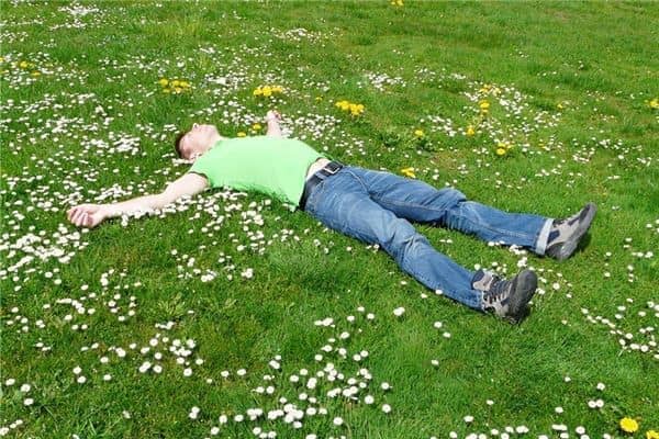 梦见死人躺着是什么意思