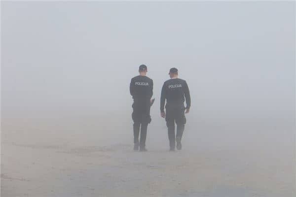 梦见女人警察来调查是什么意思