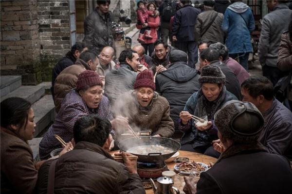 梦见家里摆宴席是什么意思