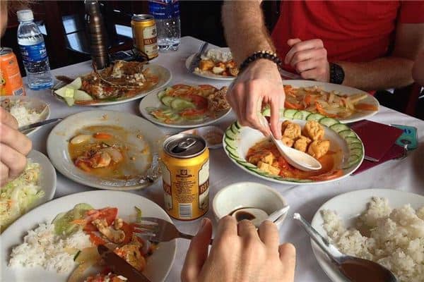 梦见在大众餐厅吃饭是什么意思