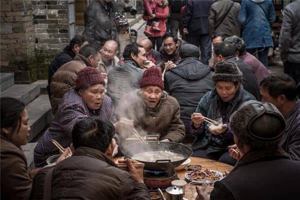 梦见和亲戚一起吃饭是什么意思