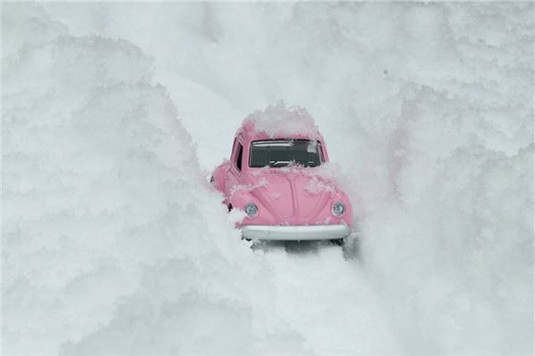 梦见女人下大雪是什么意思