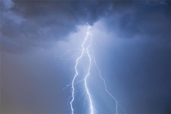 梦见打雷闪电下大雨是什么意思