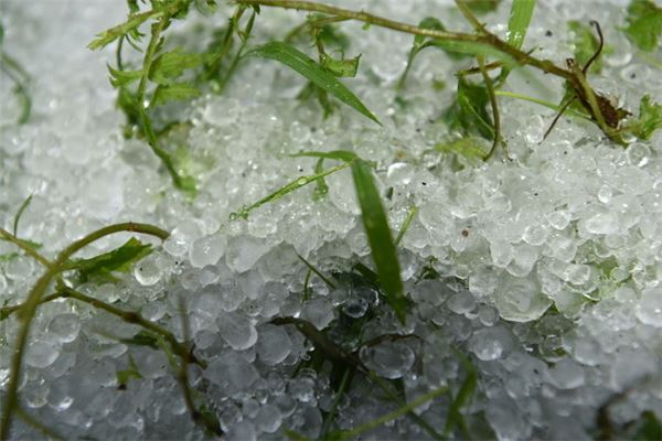 梦见屋外下冰雹是什么意思