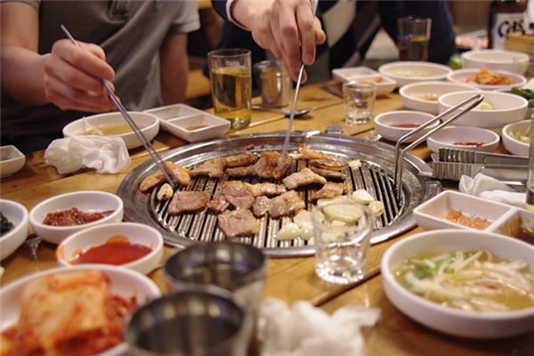 梦见别人请吃饭是什么意思