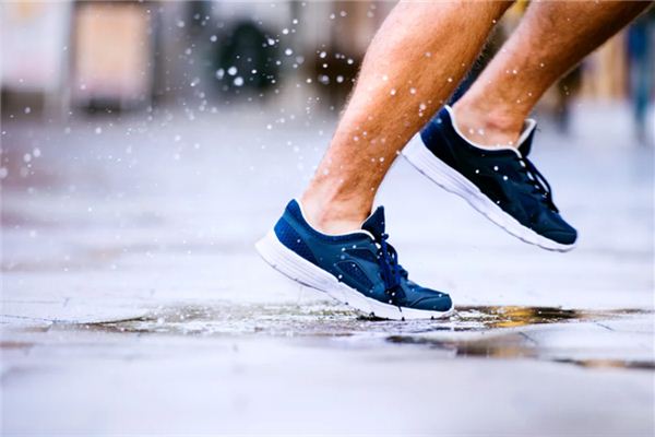 梦见水湿鞋子是什么意思
