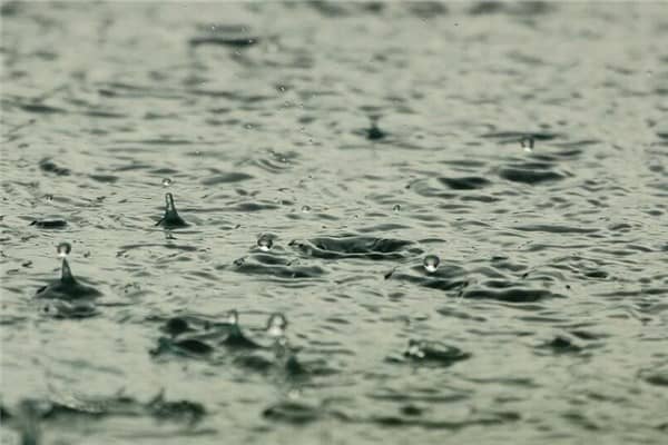 梦到了下雨收被子是什么意思