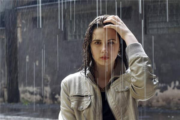梦见别人淋雨是什么意思