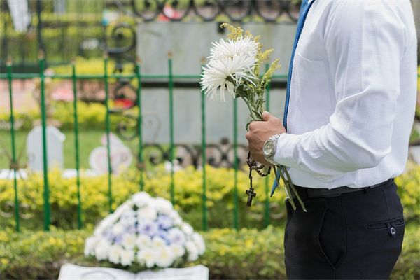 梦到拜死人是什么意思