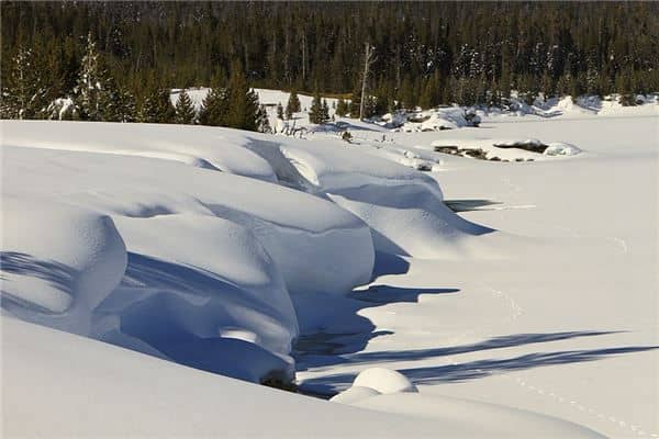 梦见别人在积雪的路上滑倒