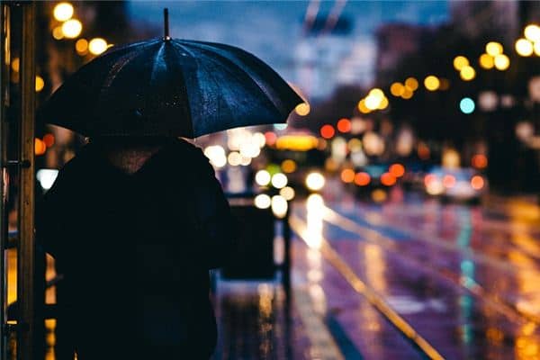 梦见被大雨淋湿